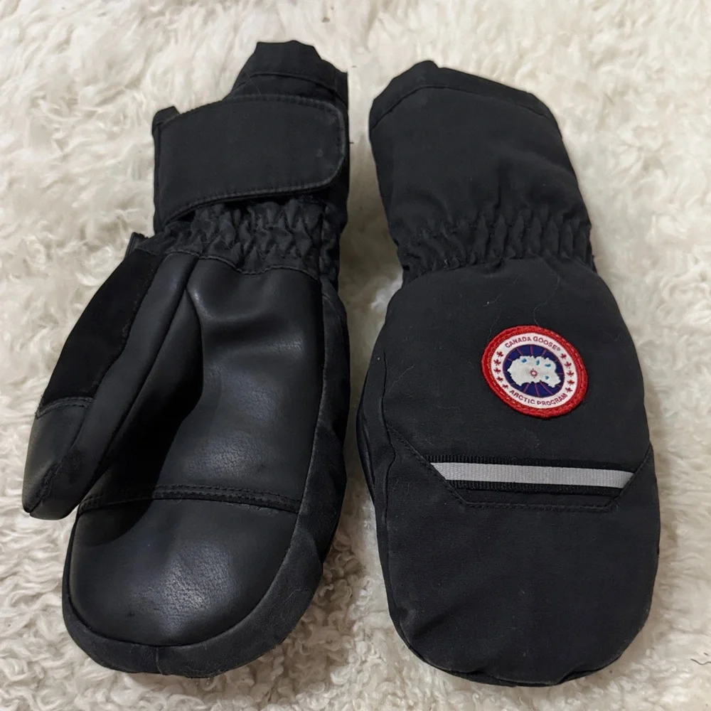 Canada Goose Black Kids Mittens with Red Logo Patch L-XL